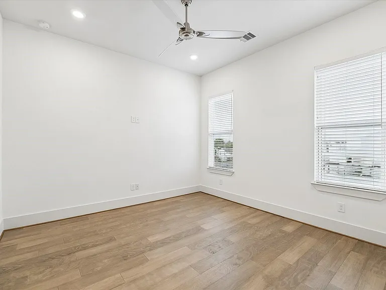 1222 W 21st St — Photo 15