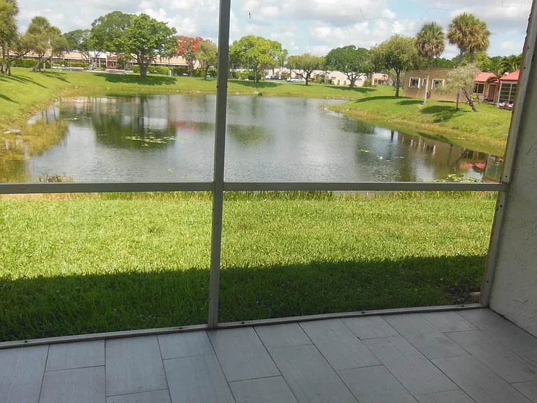 105 Lake Helen Dr — Photo 2
