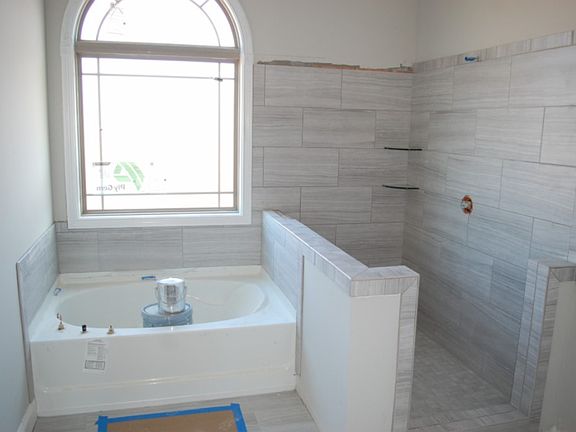 3rd image of 285 Wellington Dr