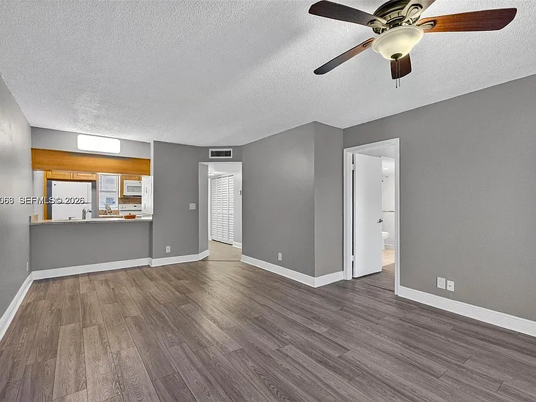 908 Twin Lakes Dr #8-C — Photo 4