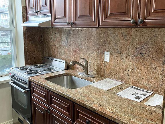3rd image of 13519 Kew Gardens Rd Floor 2