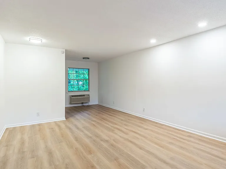 Sunset Rock Apartments — Photo 24