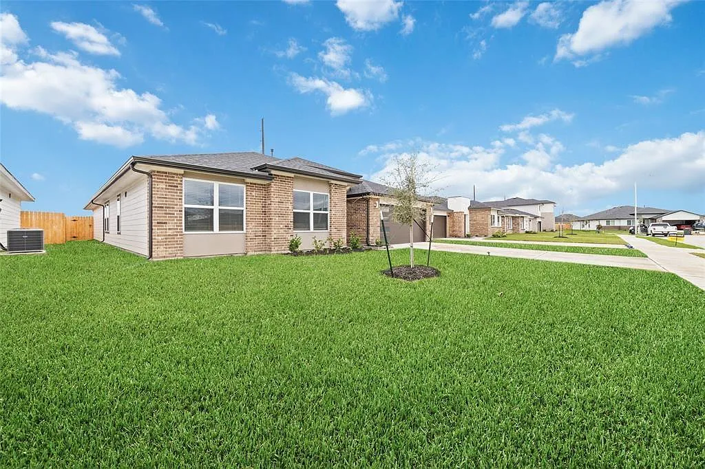 5 bed, 3.0 bath, 2642 sqft, $2,595 — Photo 2
