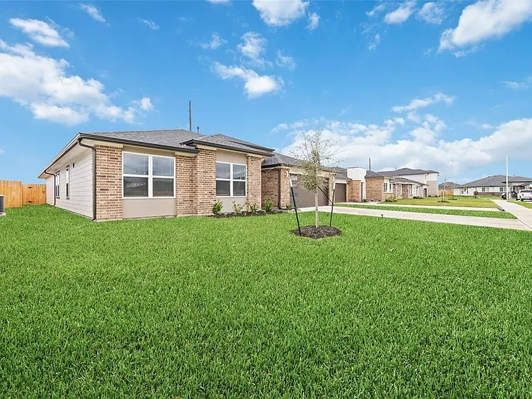 7207 Sunbreeze Ln — Photo 2
