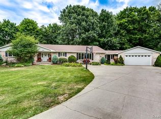 3898 Loton Dr, Fort Gratiot, MI 48059