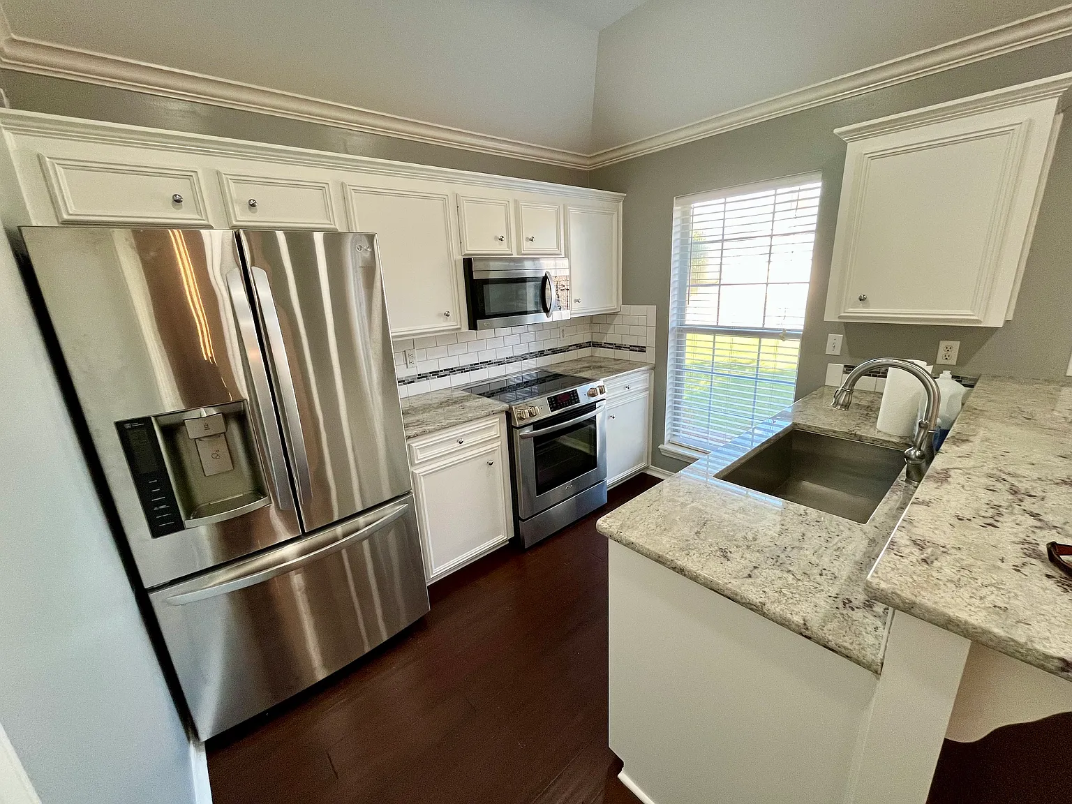 3 bed, 1415 sqft, $2,050 — Photo 4