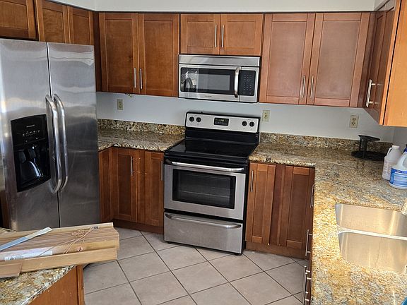 4th image of 19040 Bel Aire Dr