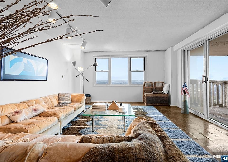 1st image of 555 North Avenue