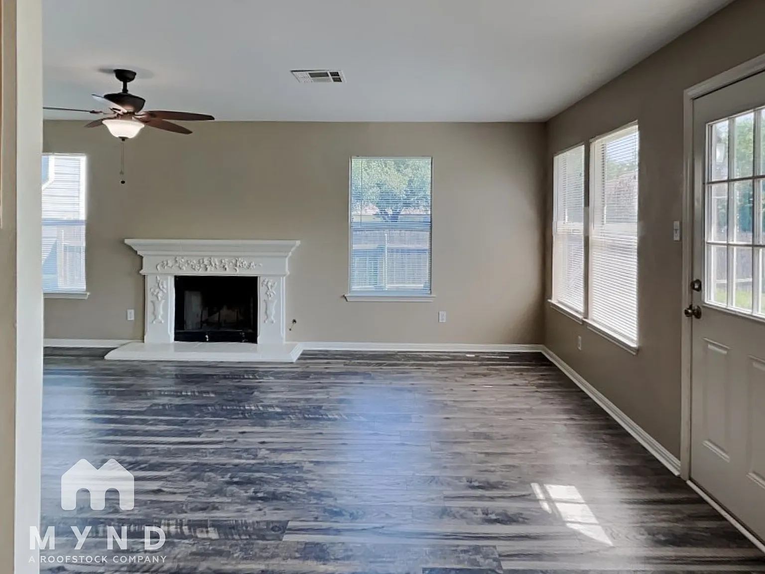3 bed, 2.0 bath, 1405 sqft, $1,985 — Photo 2