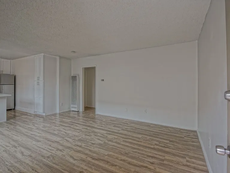 2307 Carnegie Ln — Photo 10