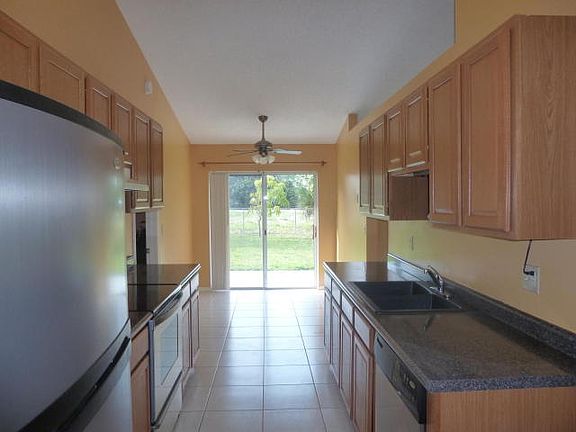 4th image of 742 W Ocean Dr
