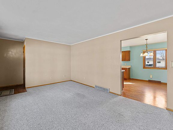 4th image of 219 Center St
