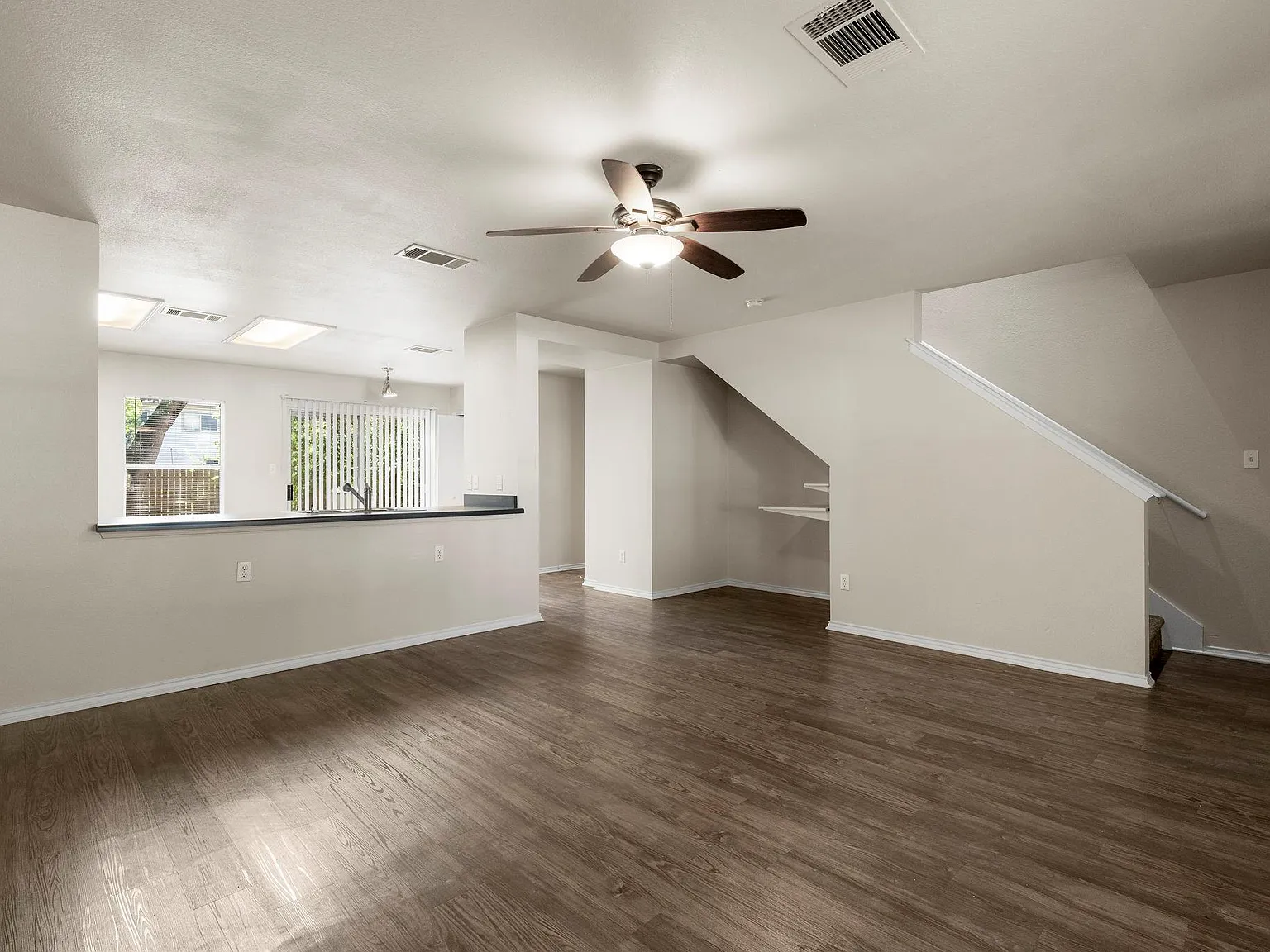 4 bed, 2.0 bath, 1446 sqft, $1,950 — Photo 3