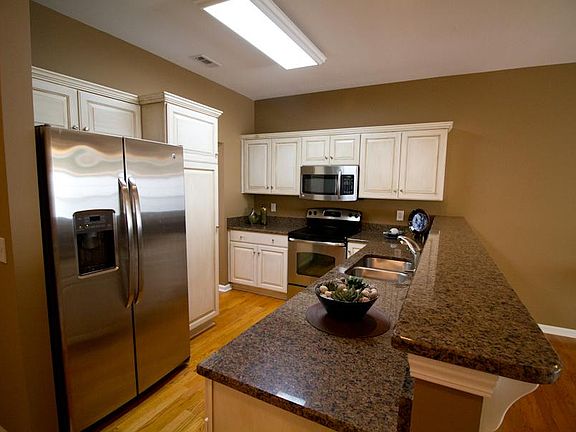 3rd image of 822 Woodsford Dr