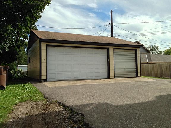 4th image of 672 Surrey Ave