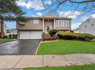 50 Ruby Ln, Plainview, NY 11803