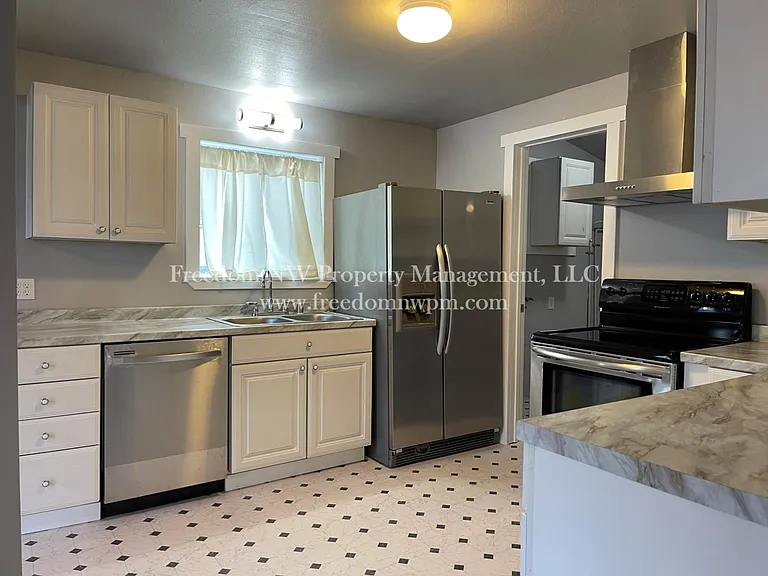 515 Phoenix St NE — Photo 4