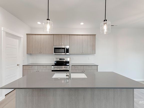 3rd image of 872 N Mirror Creek Way