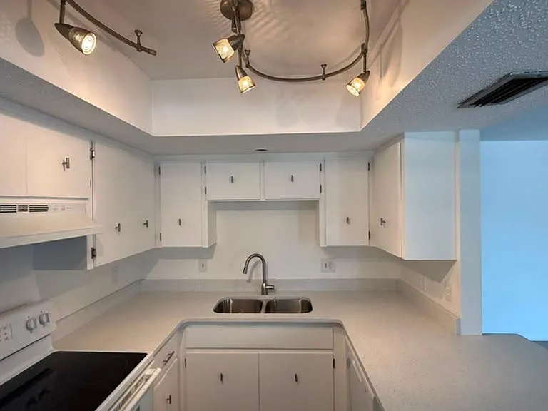 504 Barcelona Avenue — Photo 24