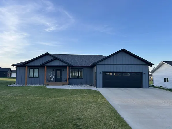 936 14th Street Cir NE, Sioux Center, IA 51250