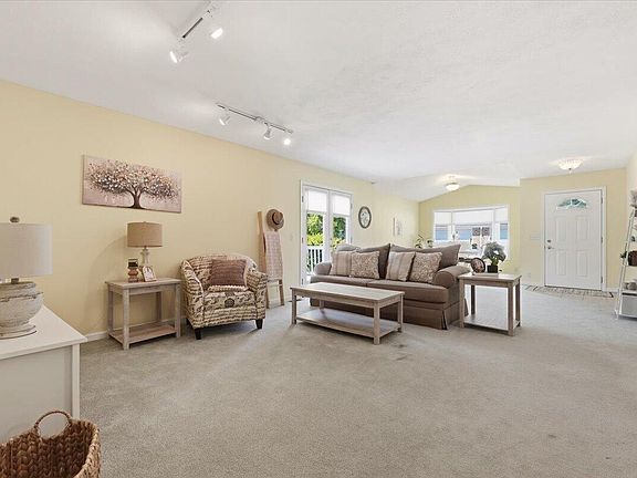 5th image of 105 E Deer Ln