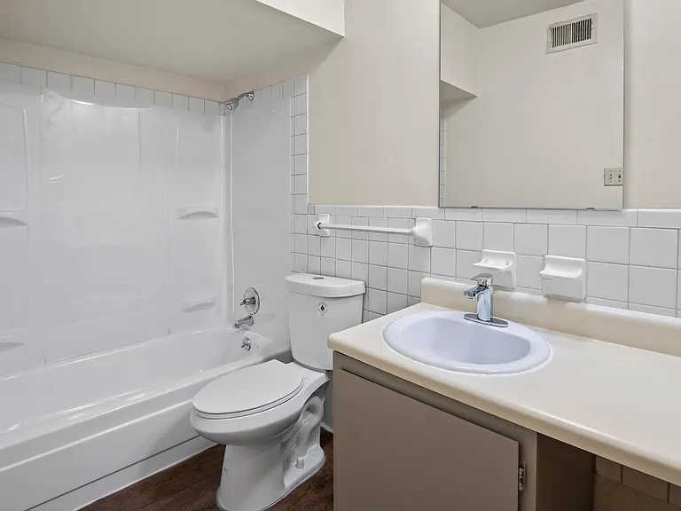 Westport Edge Apartments — Photo 21