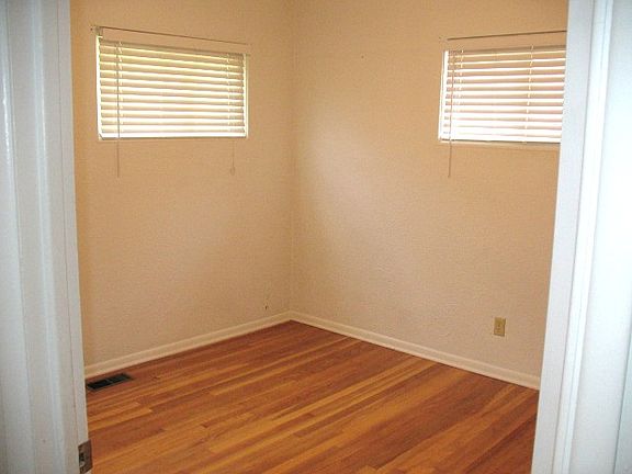 5th image of 421 Towanda Cir