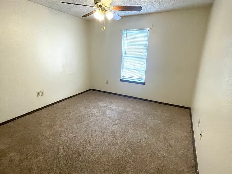 2319 Elm Park Dr — Photo 9