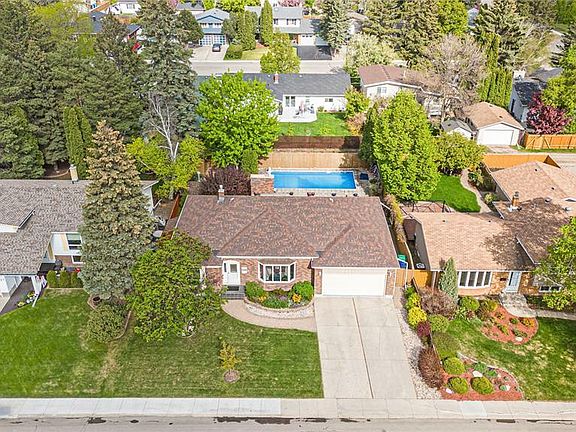 2nd image of 411 Trent Cres