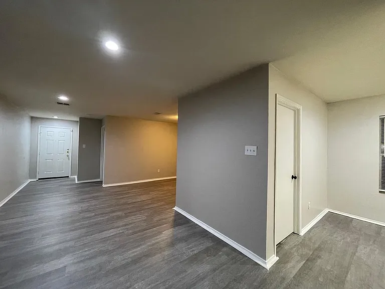 1512 Queens Brook Ln — Photo 8