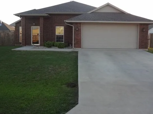 205 Glover Cir, Elgin, OK 73538