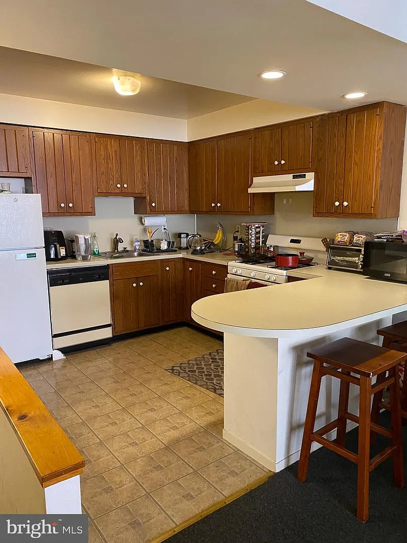 2 bed, 2016 sqft, $2,300 — Photo 3