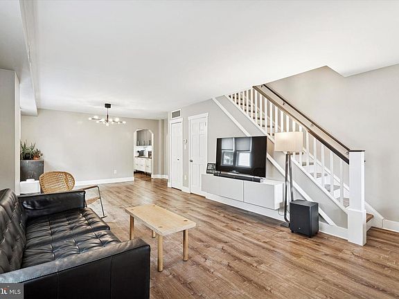 3rd image of 627 N Forrest Ave