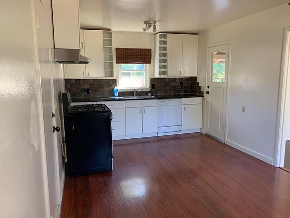 Large kitchen: gas stove, dishwasher, garbage disposal, granite countertops, nook for table.
