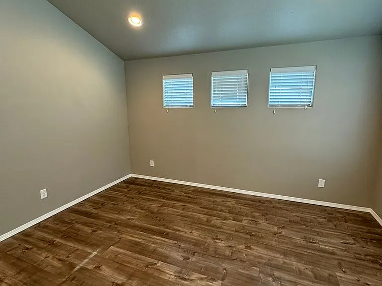 995 N Pacific Hwy #99 — Photo 4
