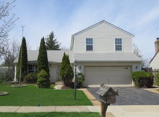 403 Kensington Dr, Streamwood, IL