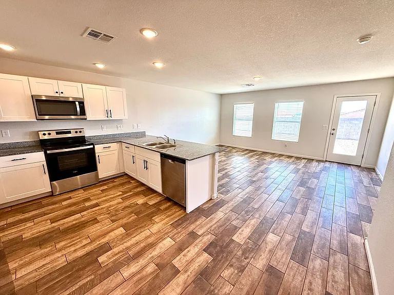 2208 E Clear Creek Dr — Photo 5