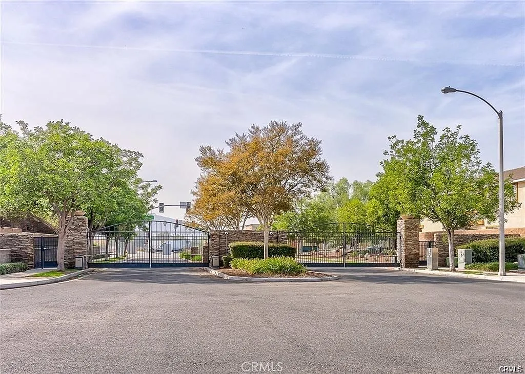 3 bed, 2.5 bath, 2135 sqft, $3,800 — Photo 2