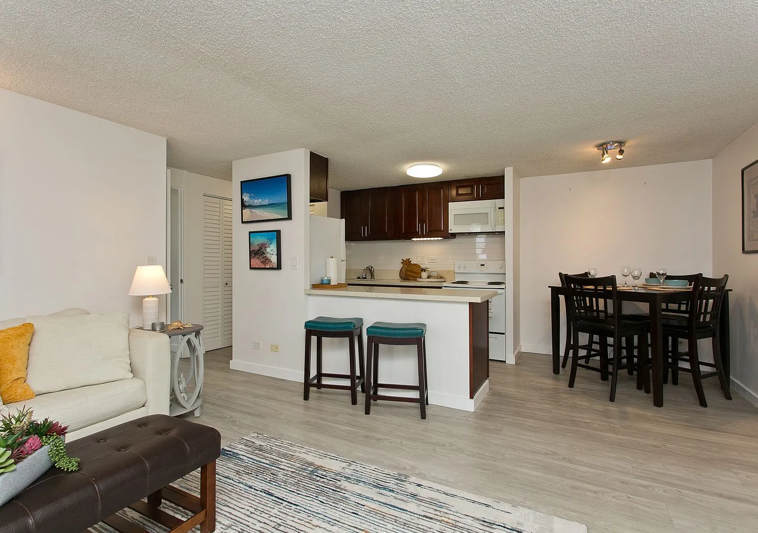 Move-in ready fully furnished beautiful 1 bedroom in Waikiki! — Photo 3