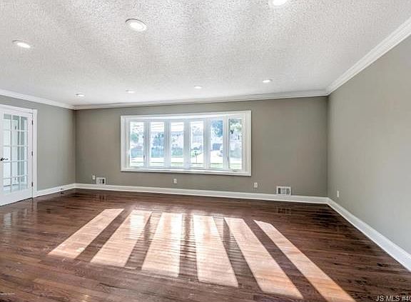 4th image of 561 Vaughn Ave