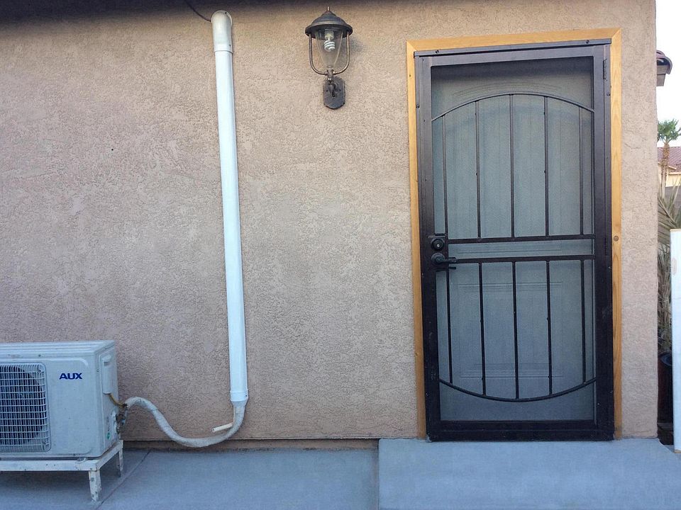 Safe neighborhood/$700 includes all utilities 
