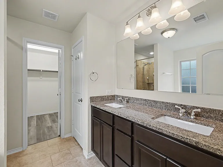 1061 Shadow Bend Ct — Photo 7