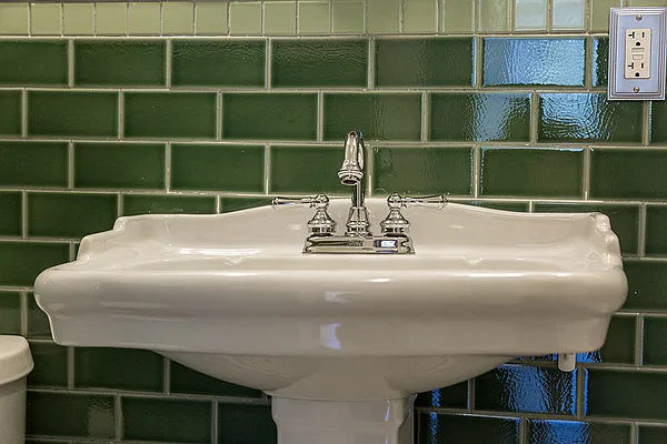 Rented by Dixon Advisory USA Inc. | media 112