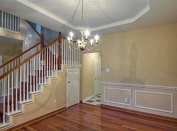 5th image of 912 Wooded Creek Ln