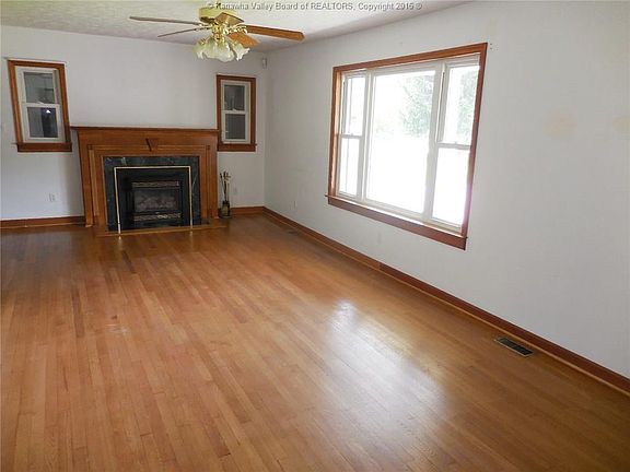 2nd image of 211 Lone Oak Dr