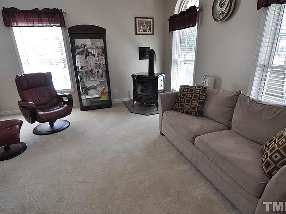 3rd image of 308 Dumont Dr