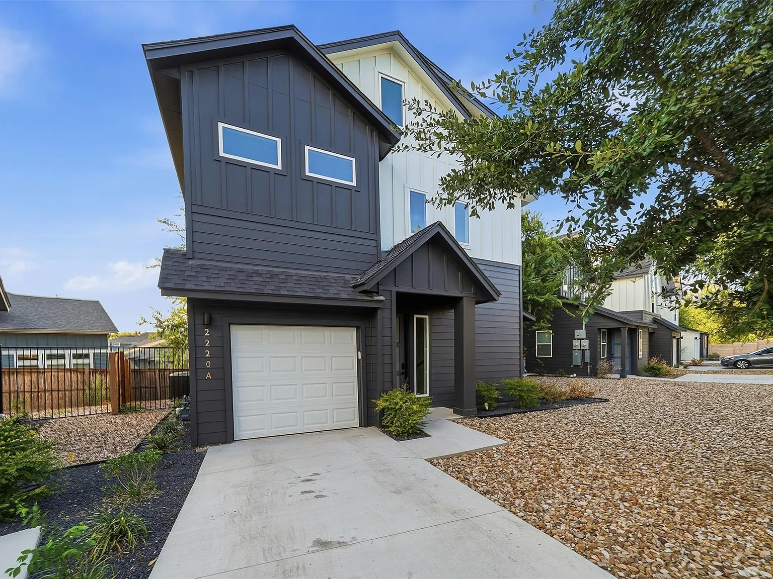 4 bed, 4.0 bath, 1834 sqft, $3,599 — Photo 4