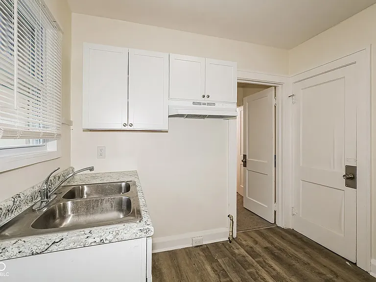 929 N Chester Ave — Photo 3