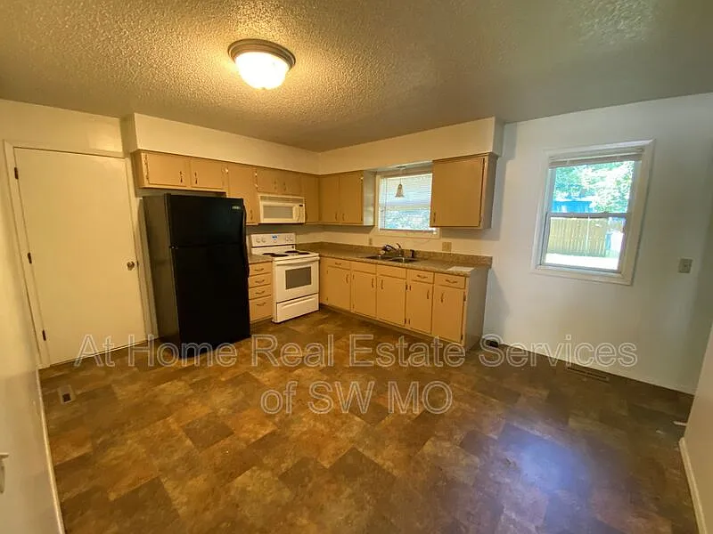 3 bed, 1.0 bath, 1310 sqft, $1,280 — Photo 4