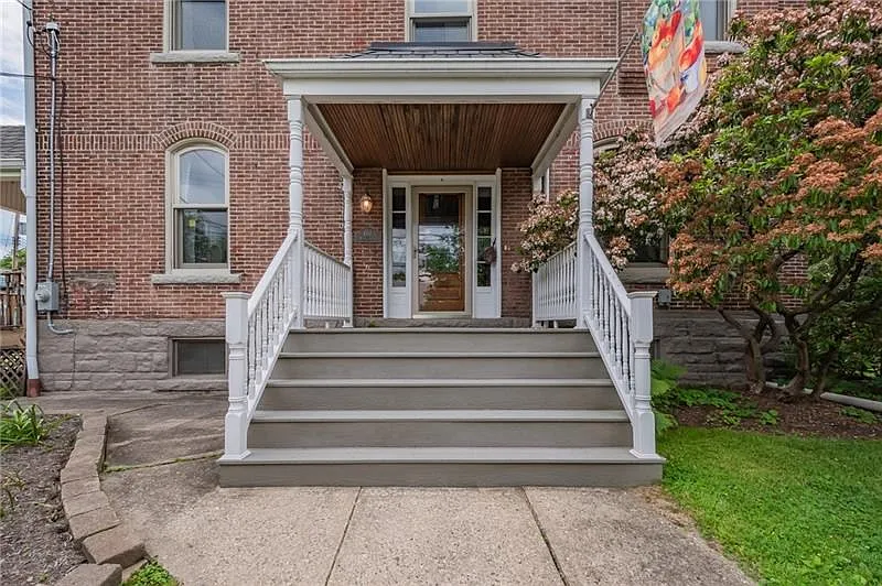 607 Maple Ln photo 1